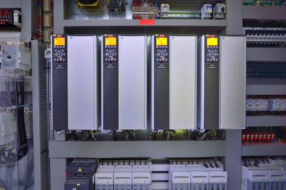 Frekvenční měniče: klíč k efektivní regulaci elektromotorů